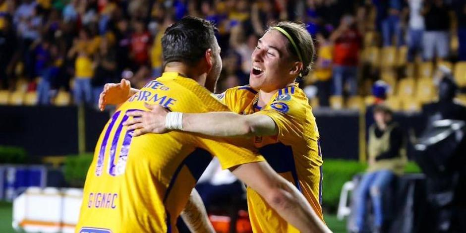 André-Pierre Gignac y Marcelo Flores festejan un gol de Tigres sobre Orlando City en la vuelta de octavos de final de la Concachampions.