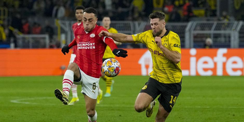 Sergino Dest disputa un balón con Niclas Fuellkrug en la vuelta de octavos de final de Champions League entre Borussia Dortmund y PSV Eindhoven.