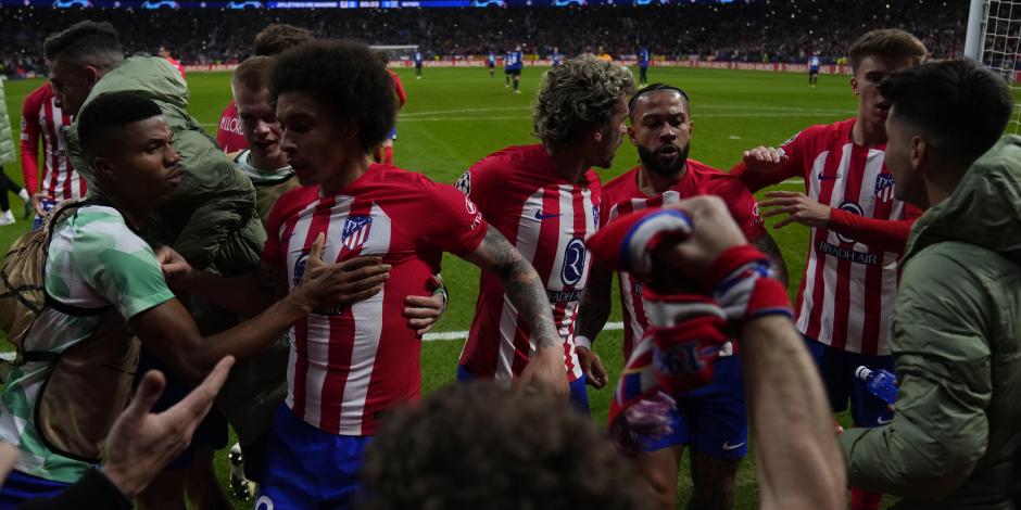 Jugadores del Atlético de Madrid festejan uno de sus goles contra el Inter de Milán en la vuelta de octavos de final de Champions League.