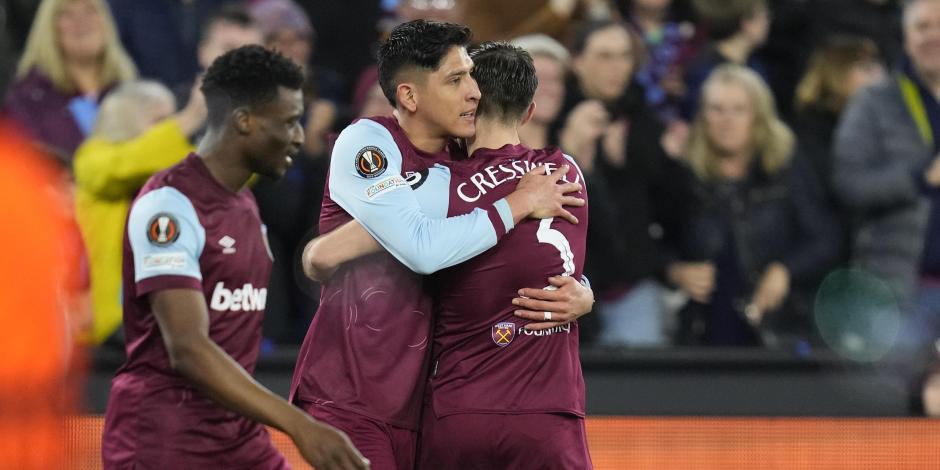Edson Álvarez celebra con sus compañeros un gol del West Ham.