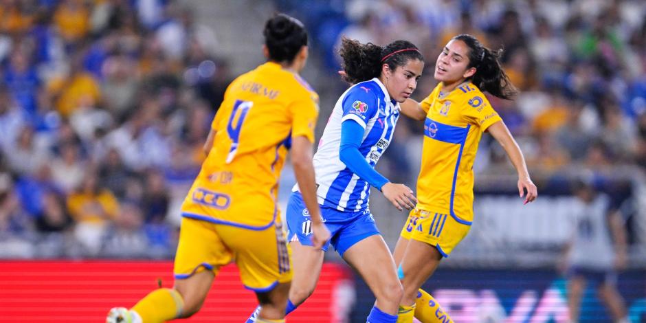 Diana García disputa un balón con Maricarmen Reyes durante el duelo de la Jornada 11 de la Liga MX Femenil entre Rayadas y Tigres.