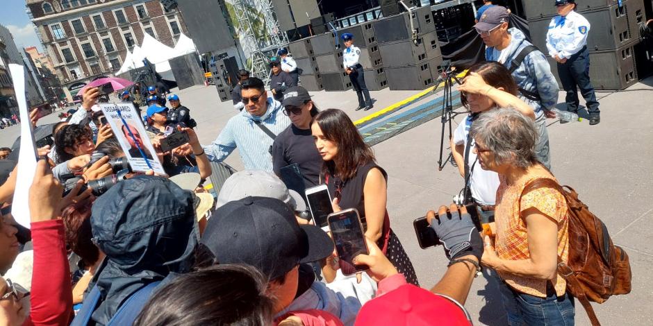 Julieta Venegas se reúne con manifestantes.