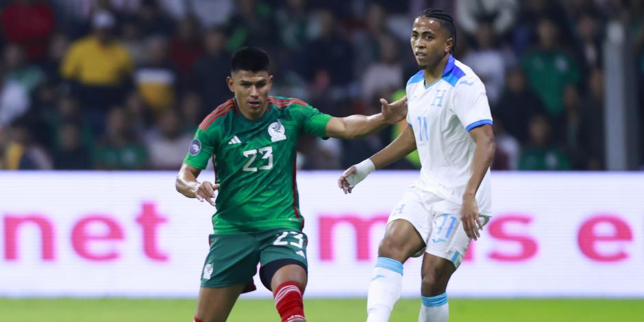 Jesús Gallardo conduce el balón durante la vuelta de cuartos de final de la Concacaf Nations League entre la Selección Mexicana y Honduras en noviembre del 2023.