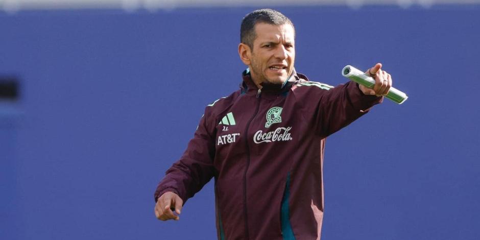 Jaime Lozano da indicaciones en un entrenamiento de la Selección Mexicana.