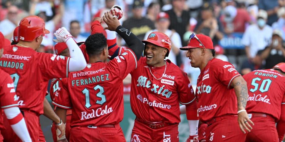 Jugadores de los Diablos Rojos del México celebran con Robinson Canó una de sus carreras ante los New York Yankees