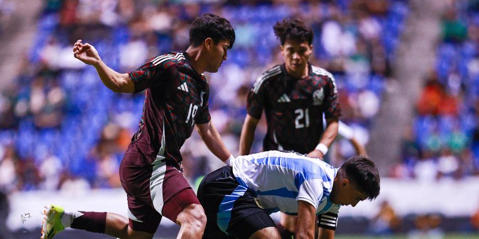 Una acción del duelo amistoso entre México Sub 23 y su similar de Argentina en Puebla.