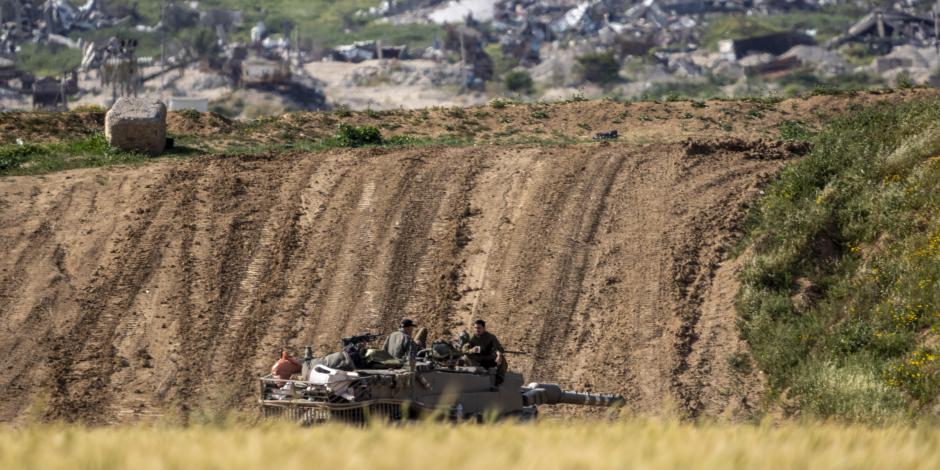 Soldados israelíes, a bordo de un tanque, vigilan la frontera con Gaza, ayer.