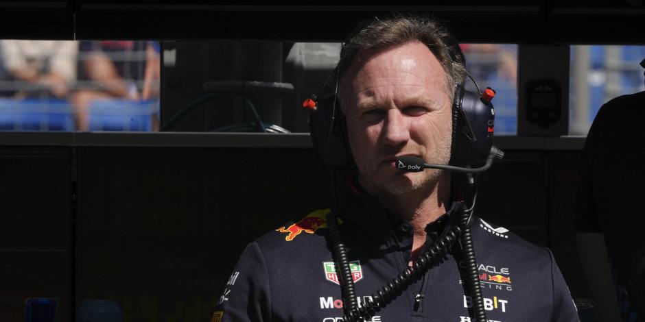 Christian Horner observa una de las prácticas del Gran Premio de Australia de F1.