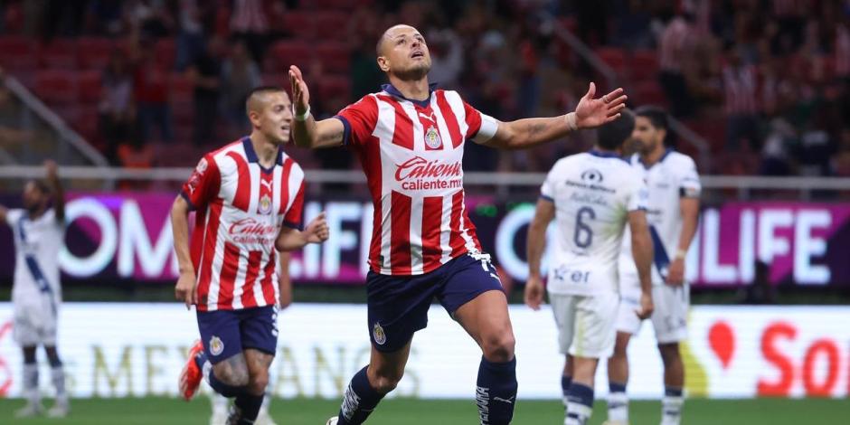 Javier 'Chicharito' Hernández festeja su anotación en el Chivas vs Puebla.