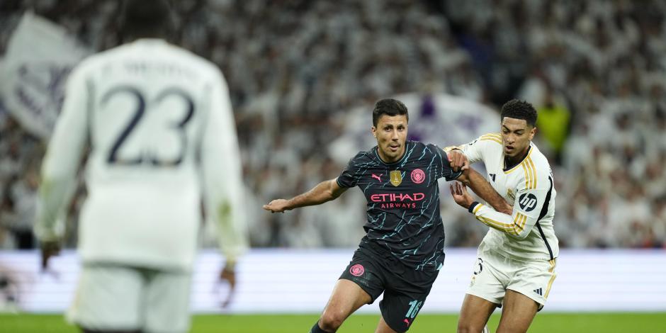 Jude Bellingham y Rodrigo pelean por el balón en el Real Madrid vs Manchester City, de los Cuartos de Final de la Champions League 2024.