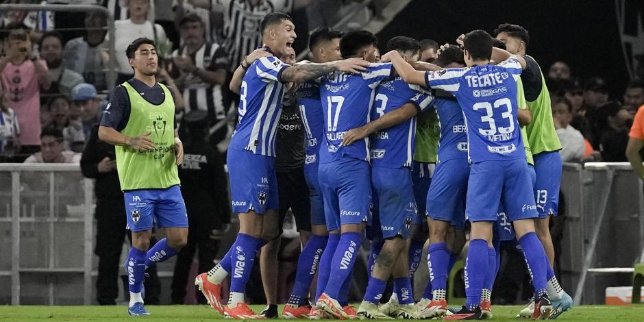 Futbolistas del Monterrey celebran el gol de Germán Berterame contra el Inter Miami en la vuelta de cuartos de final de Concachampions.