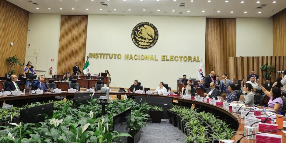 Integrantes del Consejo General del INE en sesión.