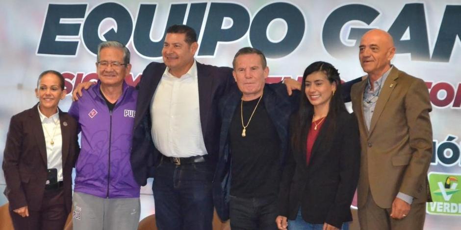 Alejandro Armenta junto al campeón mundial de boxeo, Julio César Chávez, durante el anuncio del programa deportivo en Puebla.