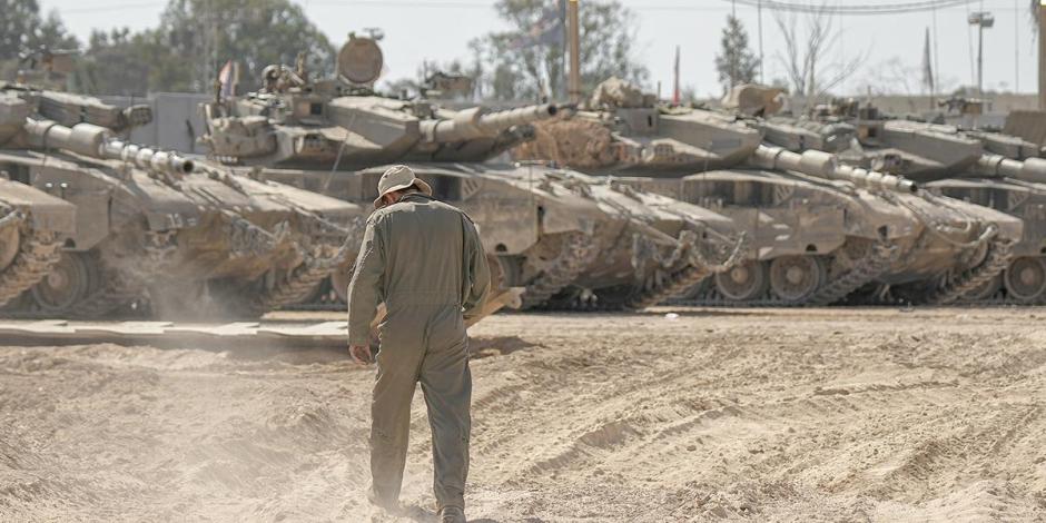 Militares israelíes esperan en sus tanques cerca de Gaza, ayer.