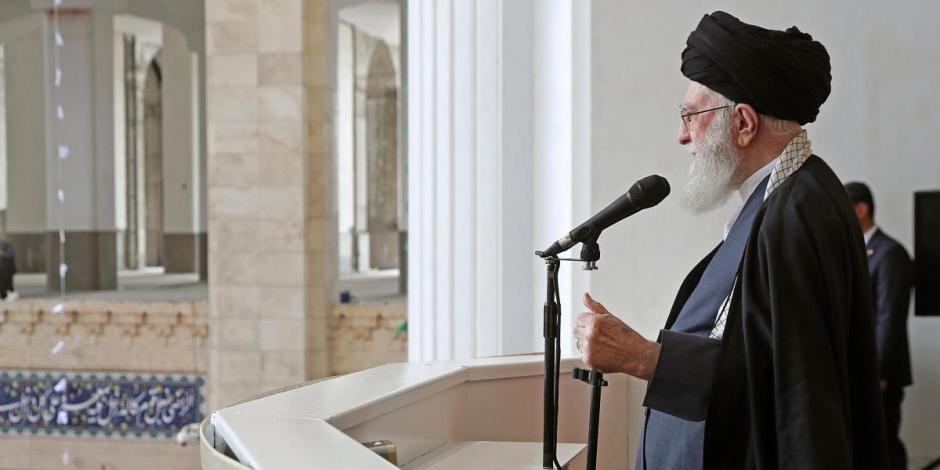 En esta imagen publicada por el sitio web oficial de la oficina del líder supremo de Irán, el ayatolá Alí Jamenei ofrece un discurso durante una ceremonia religiosa por el Eid al-Fitr, que marca el final del Ramadán