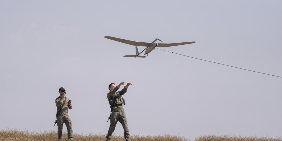 Soldados israelíes sobrevuelan un dron cerca de la frontera con Gaza, en medio de la tensión con el régimen de Irán, ayer.