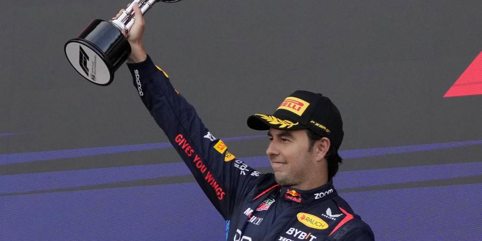 Checo Pérez festeja su segundo lugar obtenido en el Gran Premio de Japón de F1, el pasado 7 de abril.