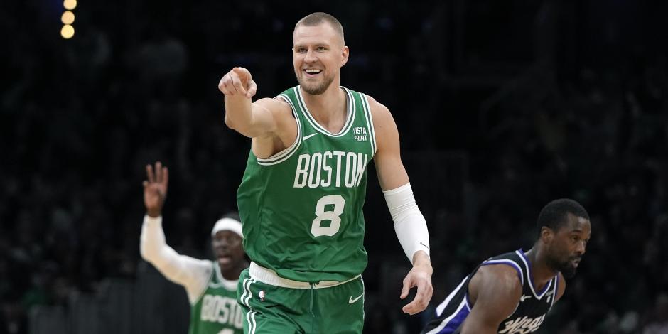 Kristaps Porzingis, de los Boston Celtics, celebra un triple en la primera mitad del partido de la NBA ante los Kings