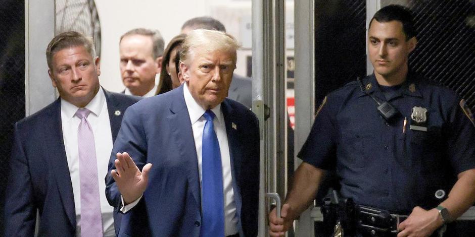 El magnate Donald Trump, al ingresar a la sala del tribunal de Manhattan, en Nueva York, ayer.