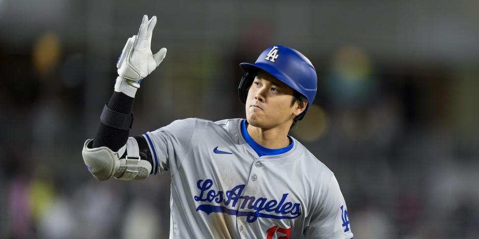 El japonés Shohei Ohtani, de Los Ángeles Dodgers, festeja tras conectar un jonrón en el encuentro ante Washington, el martes 23 de abril de 2024