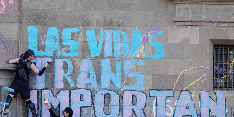 Activistas pintan Palacio Nacional en enero para exigir atender transfeminicidios.