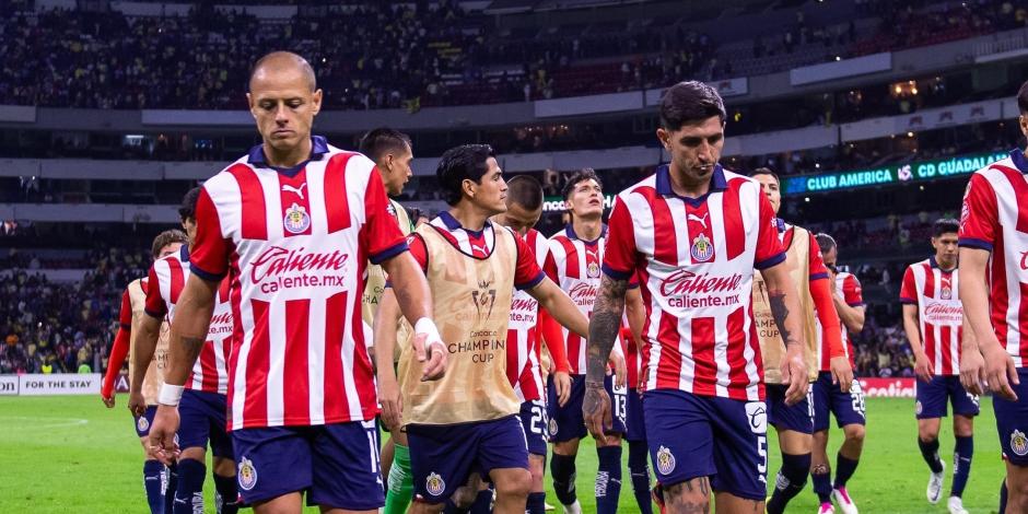 Chicharito Hernández y Víctor Guzmán salen del partido de vuelta de octavos de final entre América y Chivas en Concachampions