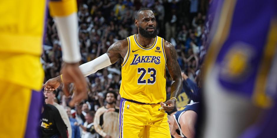 LeBron James de Los Ángeles Lakers durante el partido contra los Denver Nuggets en los playoffs de la NBA