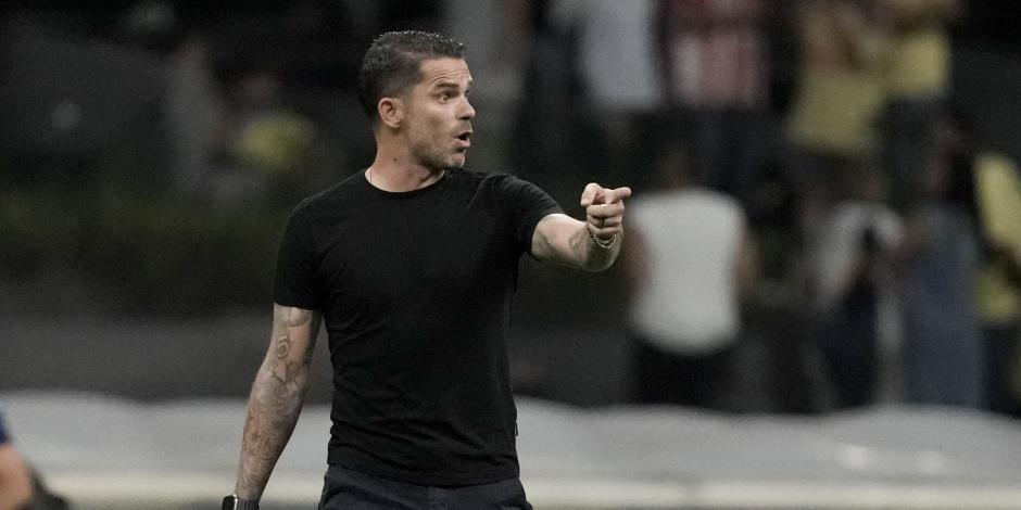 Fernando Gago protesta una decisión del árbitro en la semifinal de vuelta entre América y Chivas.