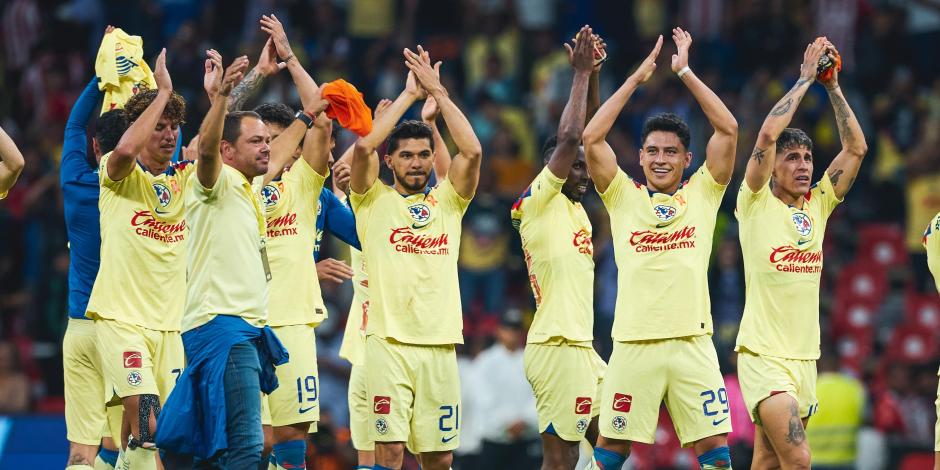 Futbolistas del América agradecen a la afición en el Estadio Azteca después de eliminar a Chivas en las semifinales de la Liga MX.