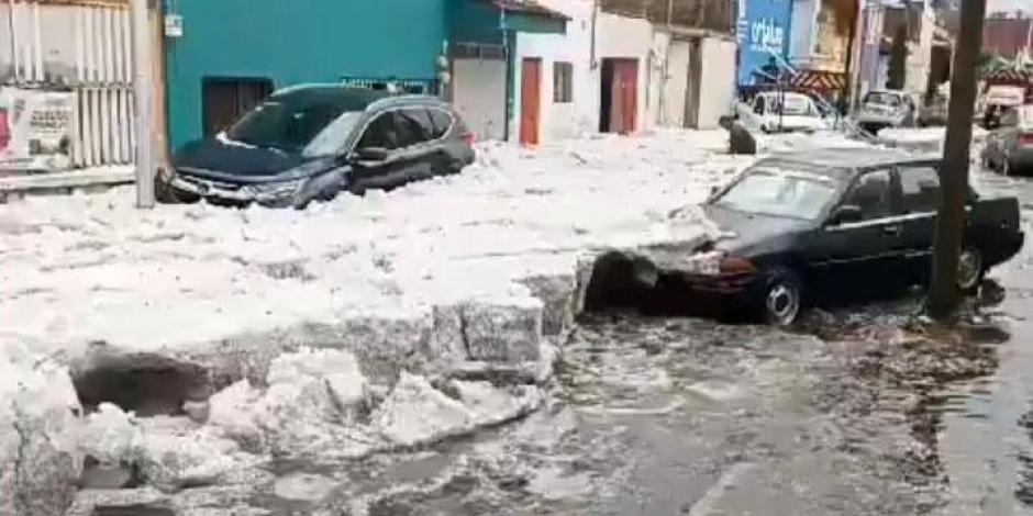 Lluvias y granizada en Puebla inundan las calles.