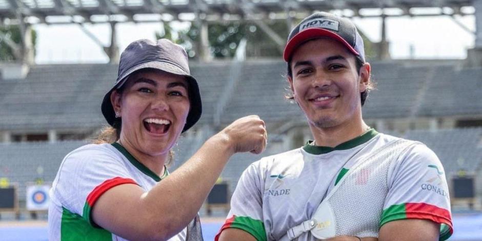 Alejandra Valencia y Matías Grande celebran tras haber obtenido el oro en la Copa del Mundo de tiro con arco.