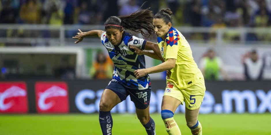 Alejandra Calderon, del Monterrey, disputa un balón con Aurelie Kaci, del America, en la final de ida de la Liga MX Femenil.