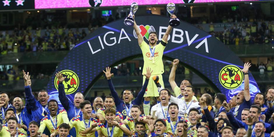Henry Martin levanta el trofeo de la Liga MX y el de Campéon de Campeones, ayer.
