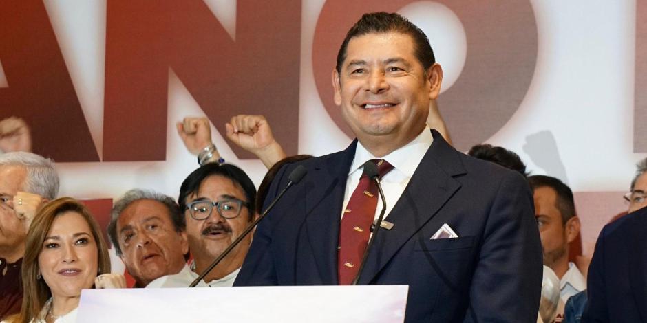 El candidato en Puebla, Alejandro Armenta, ayer, al festejar su triunfo.