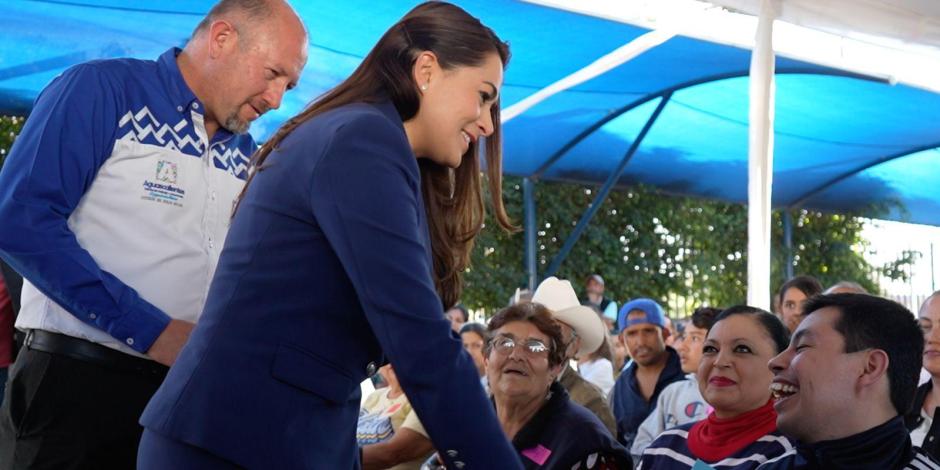 La Gobernadora de Aguascalientes con beneficiarios.
