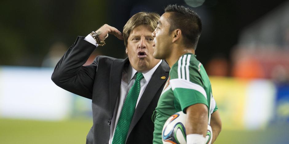 Miguel Herrera le da indicaciones a Marco Fabián durante un partido de la Selección Mexicana en el Mundial de Brasil 2014.