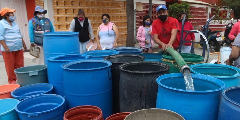 Trabajadores de pipas de agua llenaron botes con el vital líquido a vecinos de la Unidad Habitacional Minas Polvorilla Acapatzingo, alcaldía Iztapalapa debido al corte de agua por las obras realizadas en Cutzamala