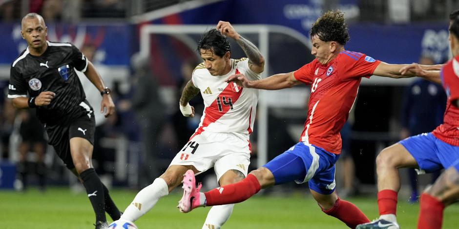 Gianluca Lapadula saca un disparo ante la marca de Igor Lichnovsky en el duelo entre Perú y Chile en el debut de ambos en la Copa América 2024.