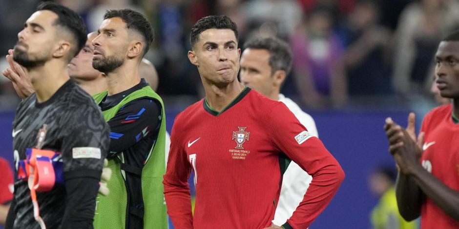 Cristiano Ronaldo se lamenta tras la eliminación de Portugal en la Eurocopa 2024 a manos de Francia en cuartos de final.