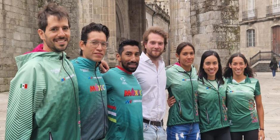 El equipo mexicano de triatlón que competirá en los Juegos Olímpicos de París 2024.