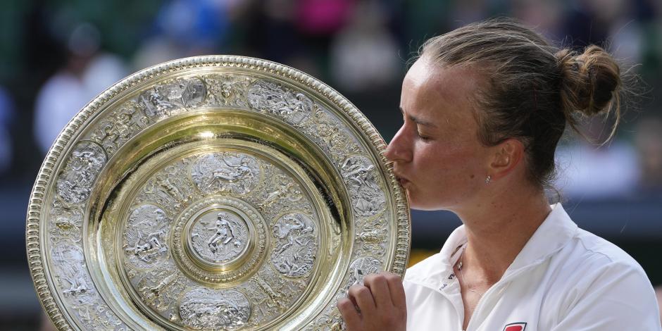 La checa Barbora Krejcikova le da un beso al trofeo tras conquisitar Wimbledon al superar en la final a la italiana Jasmine Paolini