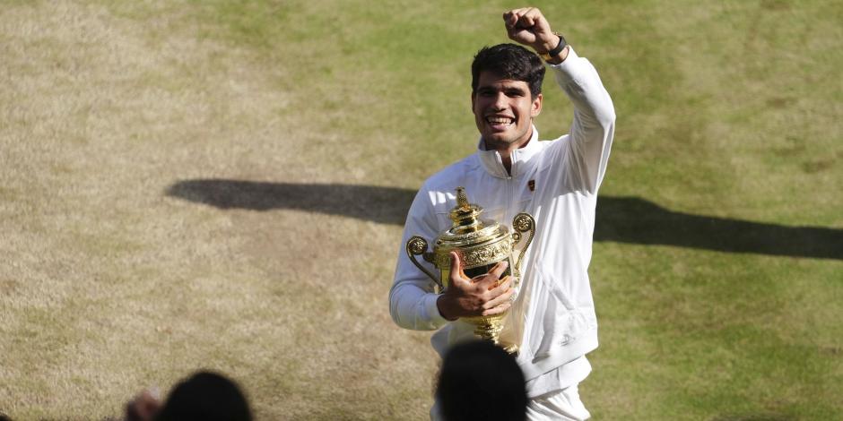 Carlos Alcaraz celebra con su trofeo después de conquistar Wimbledon 2024.