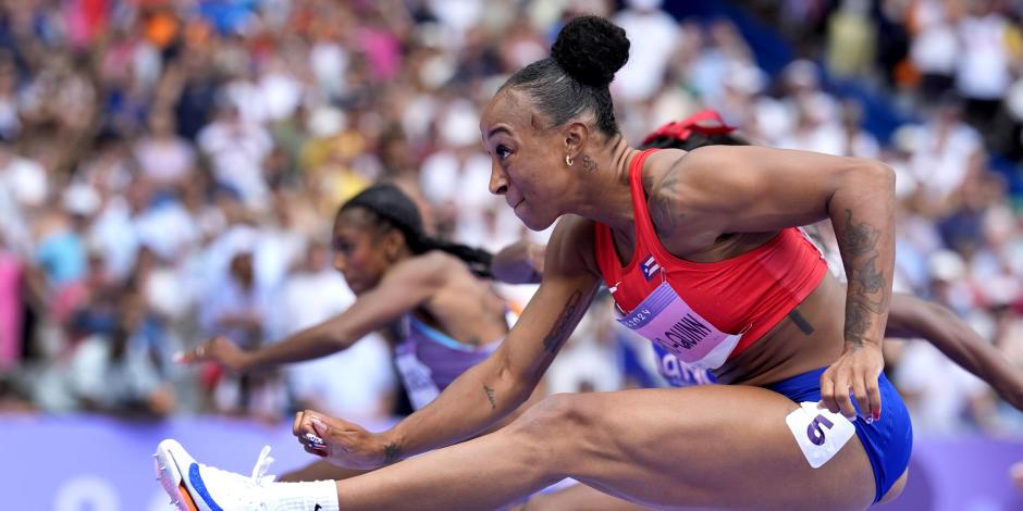 La puertorriqueña Jasmine Camacho-Quinn compite en las semifinales de los 100 metros con vallas de los Juegos Olímpicos de París 2024