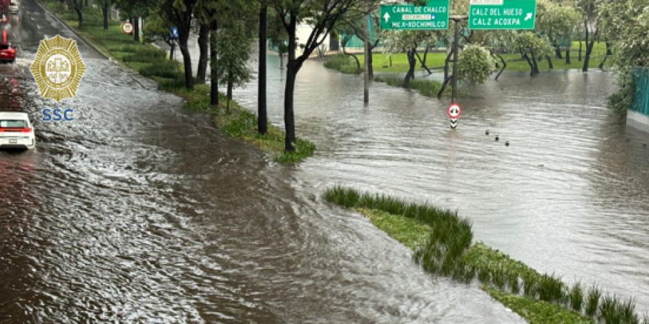 Inundación afecta la circulación sobre Periférico, este domingo 11 de agosto.