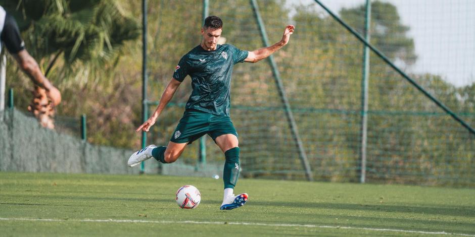 César Montes jugaría en el futbol ruso.