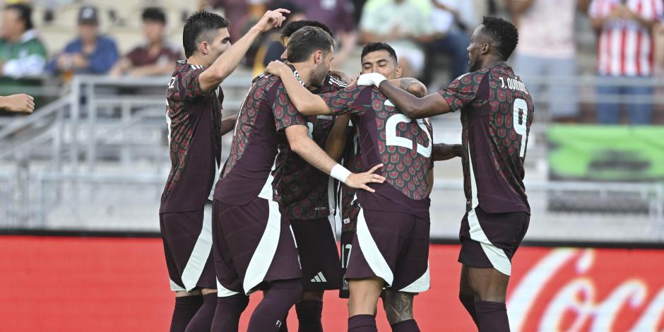 Futbolistas de la Selección Mexicana festejan un gol contra Nueva Zelanda.