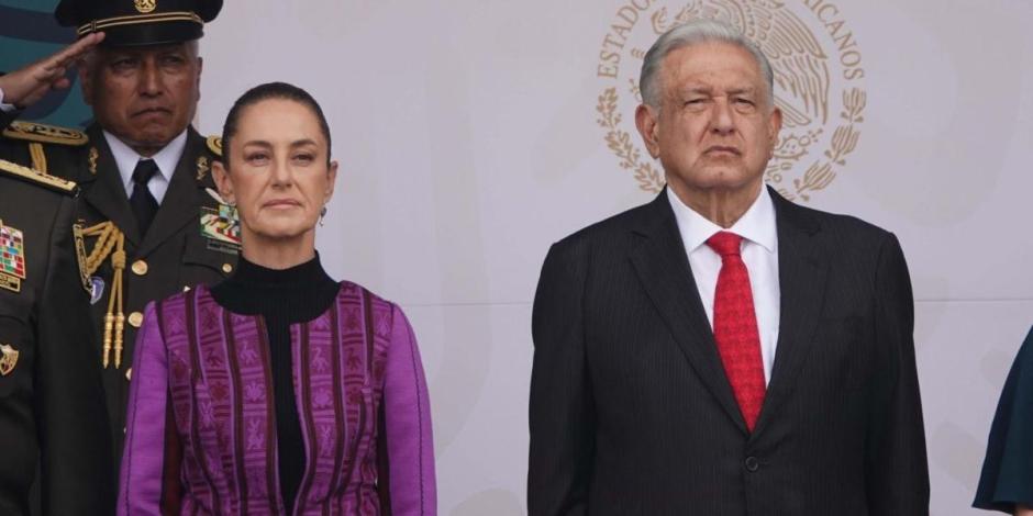 Claudia Sheinbaum junto al Presidente López Obrador durante el Desfile Militar en el Zócalo de CDMX.