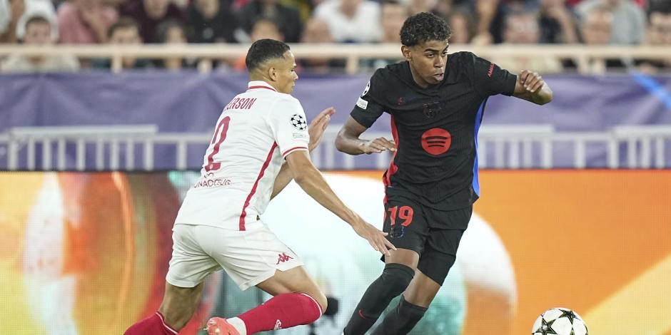 Vanderson cubre a Lamine Yamal durante el partido entre Mónaco y Barcelona en la Jornada 1 de la fase de liga de la Champions League.