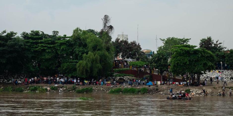 Migrantes cruzan el río Suchiate desde Guatemala al territorio mexicano el pasado 7 de junio.