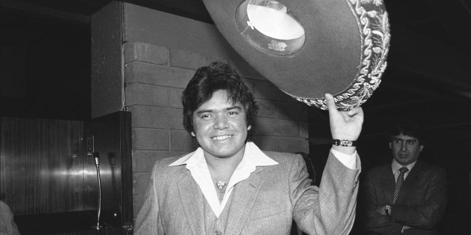 Fernando "El Toro" Valenzuela, de los Dodgers, se quita el sombrero en una conferencia de prensa luego de ser escogido como el Novato del Año de la Liga Nacional, el 2 de diciembre de 1981.